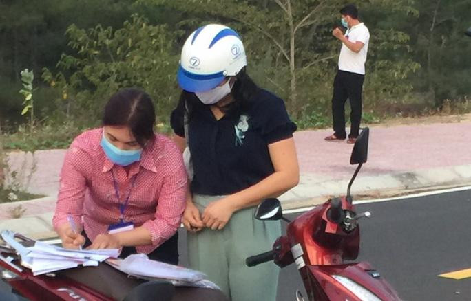 Bà L (áo đen) giải trình gặp Trưởng Ban Kinh tế - Ngân sách HĐND Phú Yên để mượn tiền. Ảnh: NLĐ