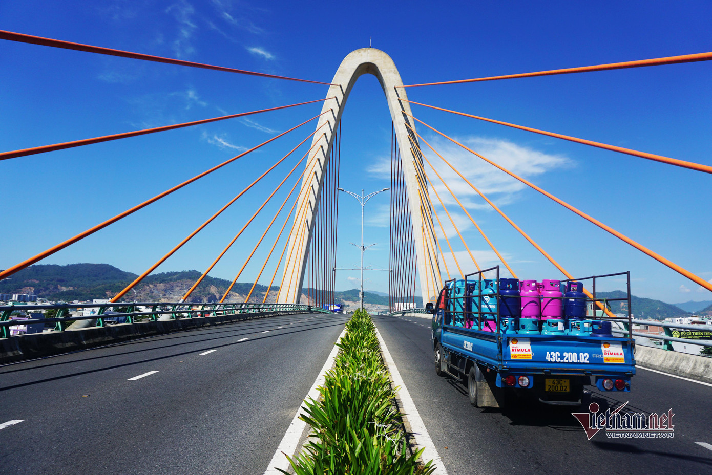 Cầu vượt Ngã Ba Huế, kết nối khu vực quận Liên Chiểu, Cẩm Lệ hầu như không còn phương tiện giao thông, ngoại trừ xe của lực lượng công an làm nhiệm vụ, xe phục vụ vận chuyển hàng hoá, y tế