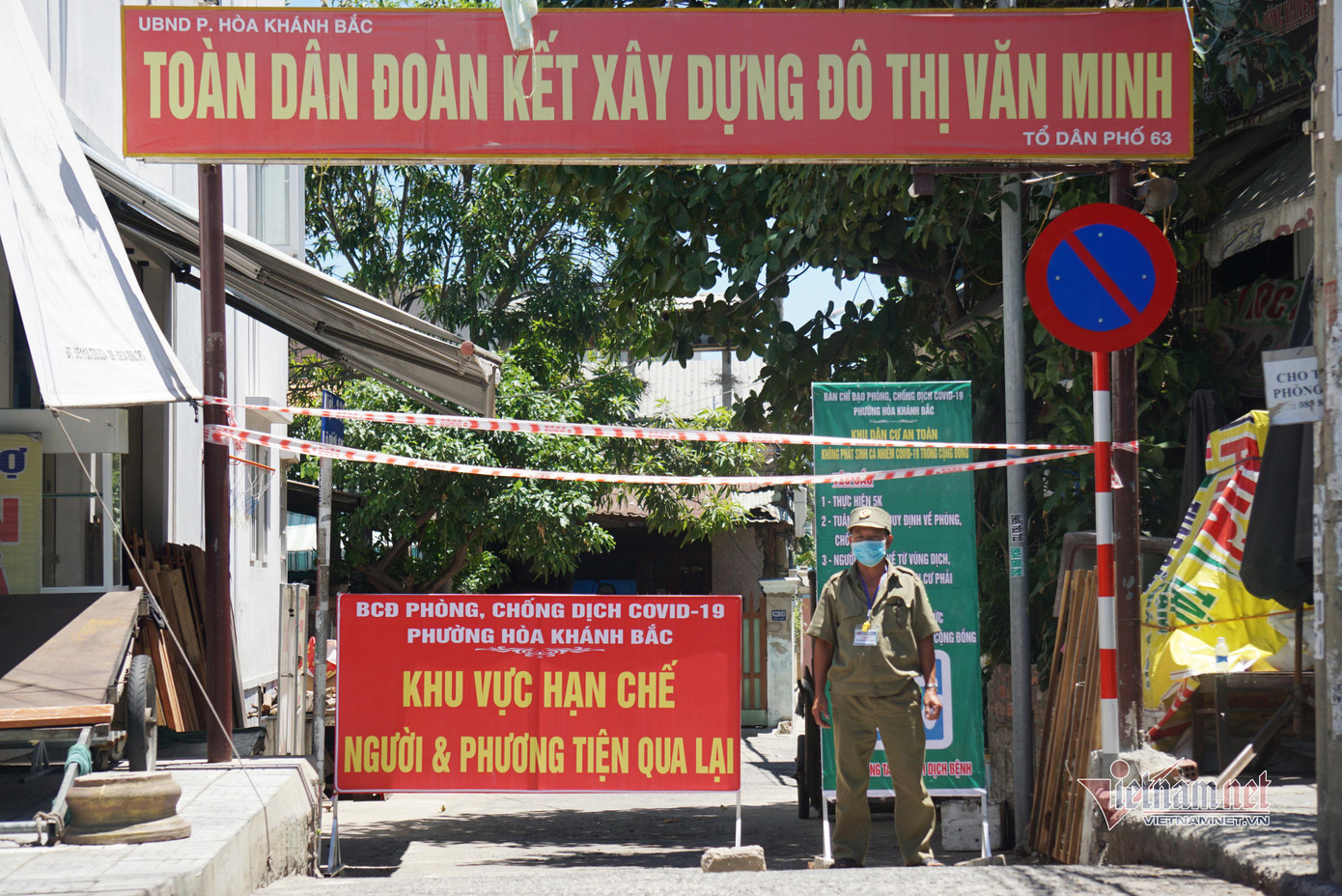 Mỗi khu dân cư chỉ để lại 1 đến 2 lối ra và có lực lượng trực 24/24h