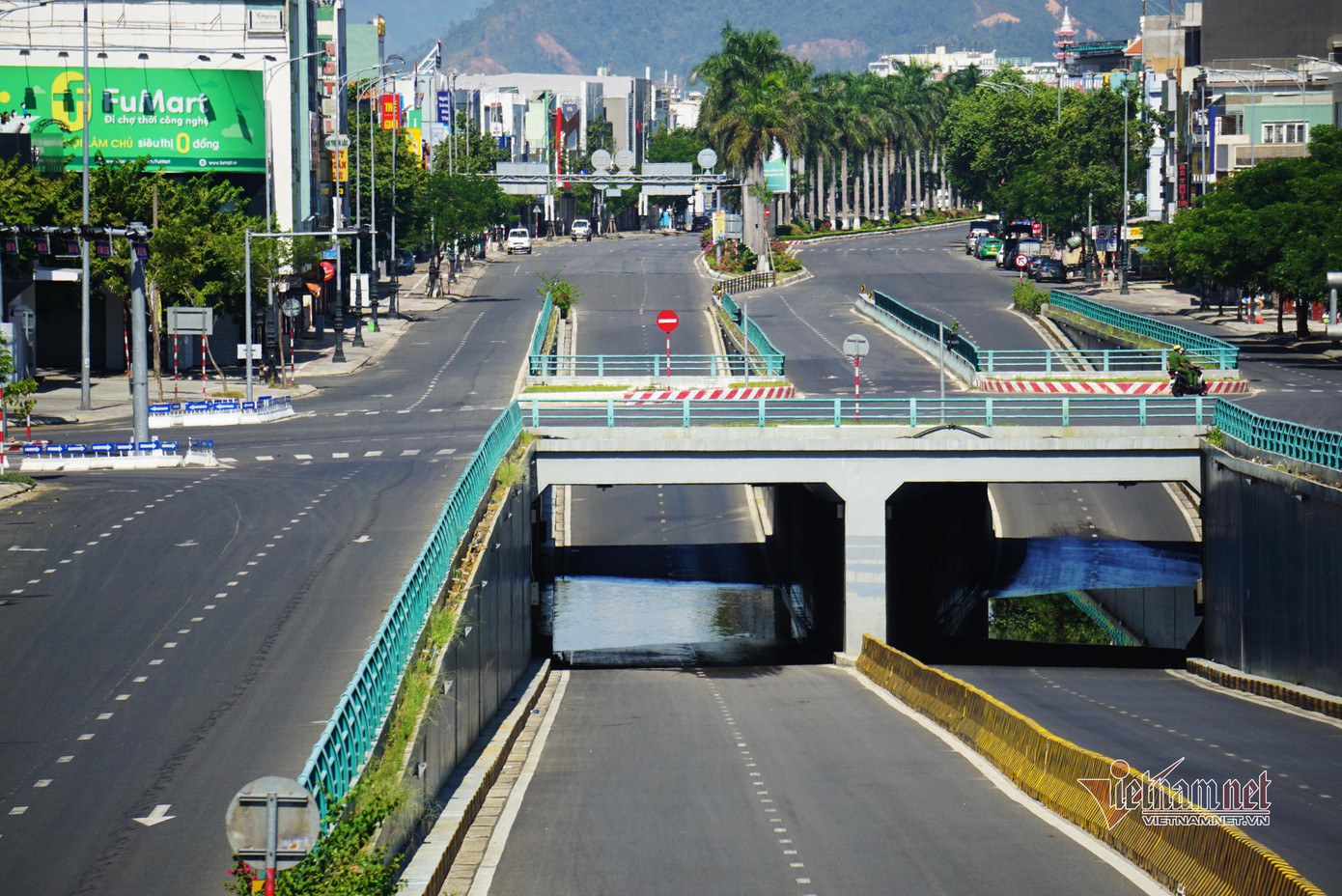 Khu vực hầm chui Nguyễn Tri Phương - Điện Biên Phủ và nút giao Lê Độ (quận Thanh Khê) sáng nay vắng vẻ