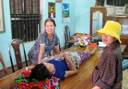 Sáng 23/4, chị Hưng vẫn đang nằm trên bàn làm việc của Chủ tịch UBND xã Xuân Thiên.. Sáng 23/4, chị Hưng vẫn đang nằm trên bàn làm việc của Chủ tịch UBND xã Xuân Thiên.