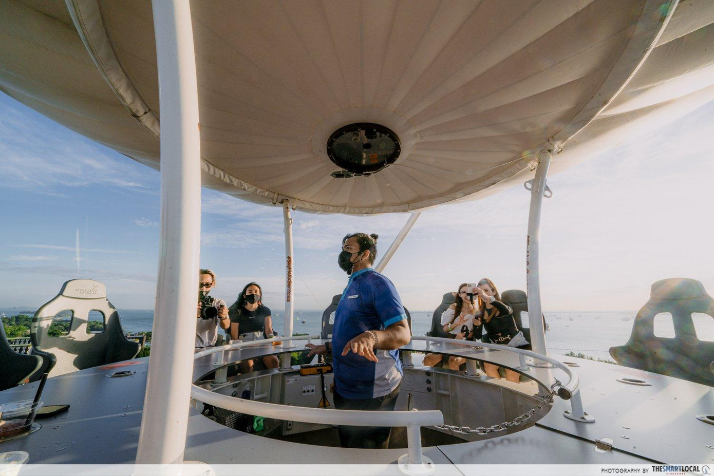 Du khách có thể ngắm nhìn toàn cảnh đảo quốc Singapore tại SkyHelix Sentosa. Ảnh. The Smart Local Du khách có thể ngắm nhìn toàn cảnh đảo quốc Singapore tại SkyHelix Sentosa. Ảnh. The Smart Local
