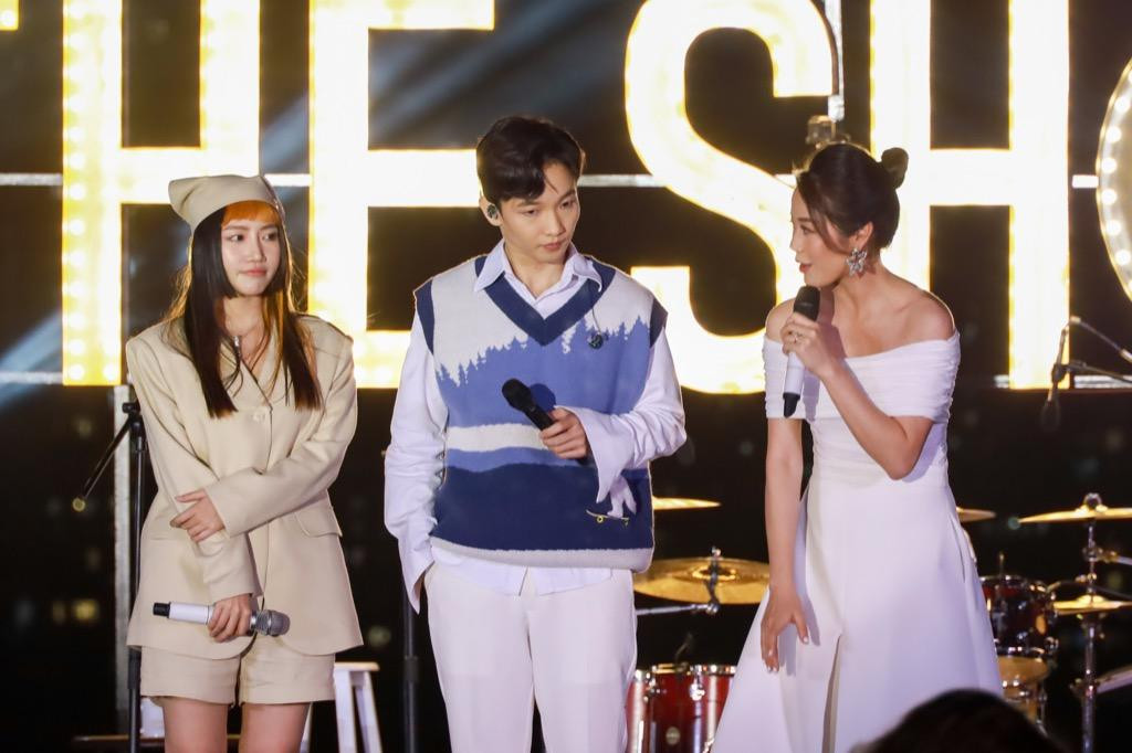 Orange và Hoàng Dũng trên sân khấu