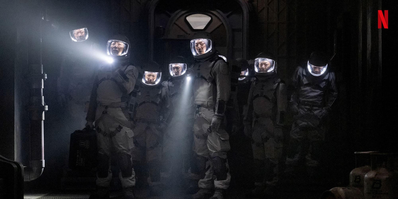 The Silent Sea khơi gợi sự tò mò của khán giả với câu hỏi: "Điều gì đã xảy ra tại một cơ sở nghiên cứu bị bỏ hoang của Hàn Quốc?" The Silent Sea khơi gợi sự tò mò của khán giả với câu hỏi: "Điều gì đã xảy ra tại một cơ sở nghiên cứu bị bỏ hoang của Hàn Quốc?"