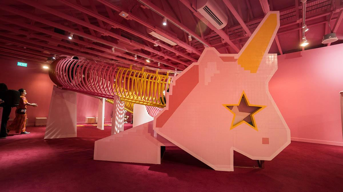 Sân chơi rồng Toa Payoh được thiết kế đơn giản với cầu thang xoắn sặc sỡ nối với một cầu trượt nhỏ. Sân chơi rồng Toa Payoh được thiết kế đơn giản với cầu thang xoắn sặc sỡ nối với một cầu trượt nhỏ.