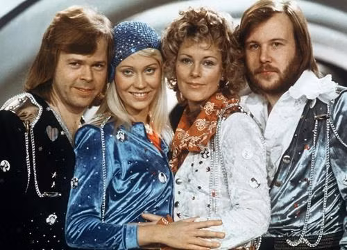 Ban nhạc ABBA trở nên nổi tiếng sau ca khúc Waterloo ra mắt vào năm 1974 và dần dần chinh phục người yêu nhạc trên toàn cầu.