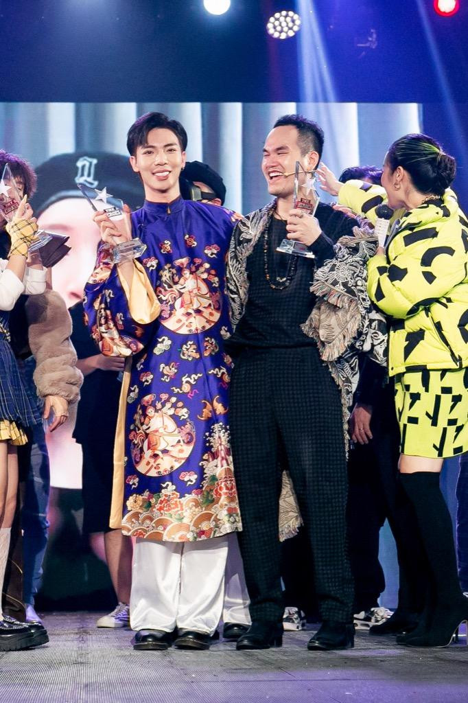 Erik vừa giành giải Quán quân cuộc thi The Heroes 2021. Erik vừa giành giải Quán quân cuộc thi The Heroes 2021.