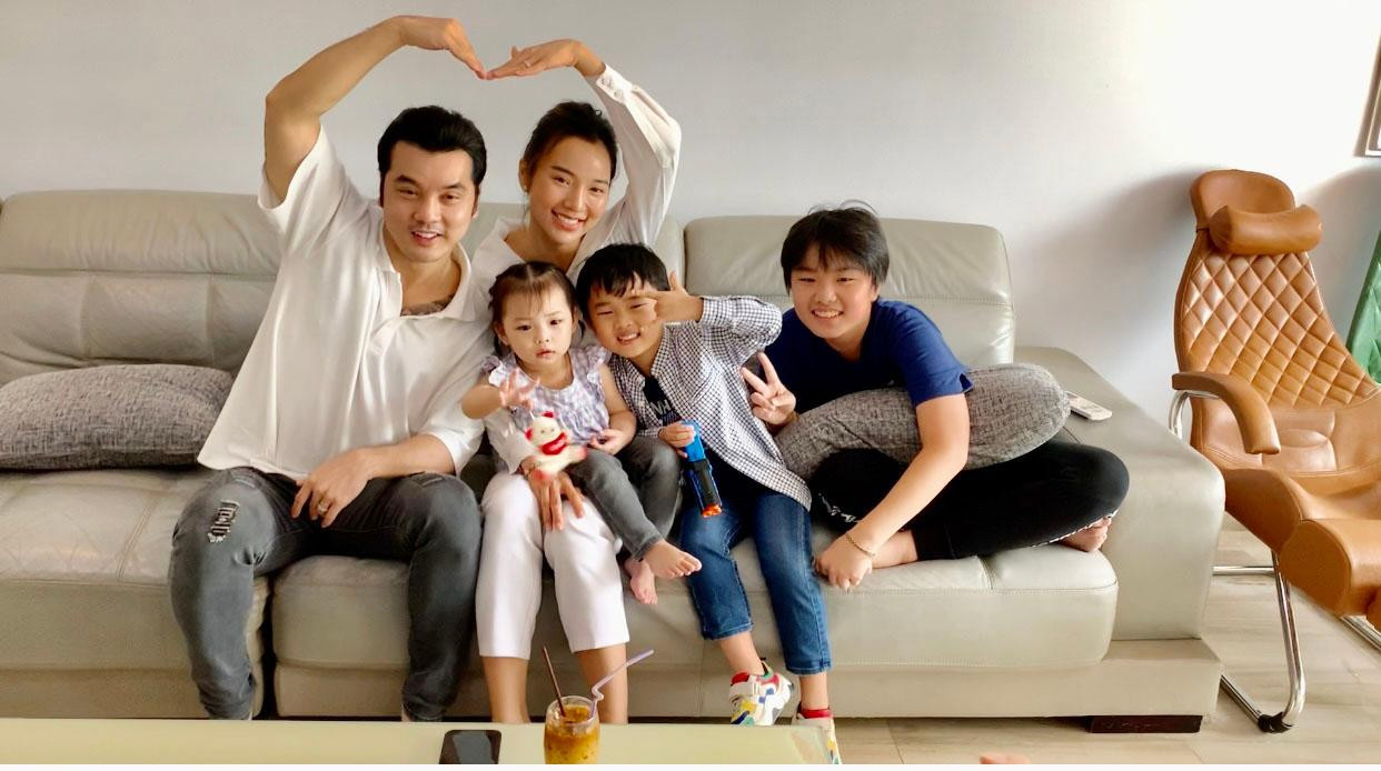 Gia đình nhỏ của Ưng Hoàng Phúc quây quần bên nhau Gia đình nhỏ của Ưng Hoàng Phúc quây quần bên nhau