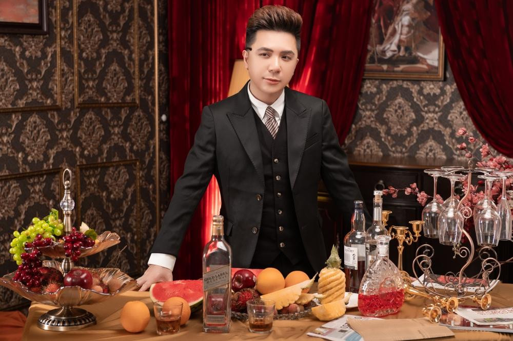 Minh Vương được khán giả biết đến qua những bản tình ca ngọt ngào