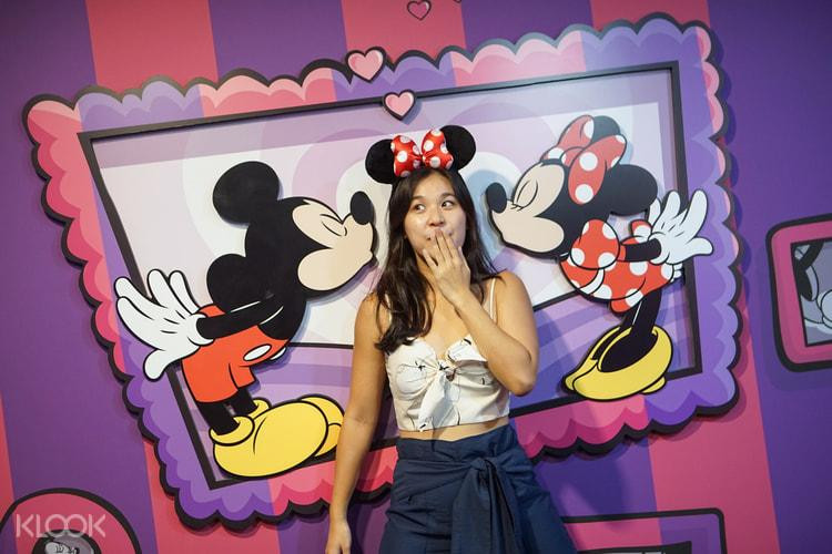 Du khách khám phá bảo tàng Pop Up Disney! Ảnh: KLOOK Du khách khám phá bảo tàng Pop Up Disney! Ảnh: KLOOK
