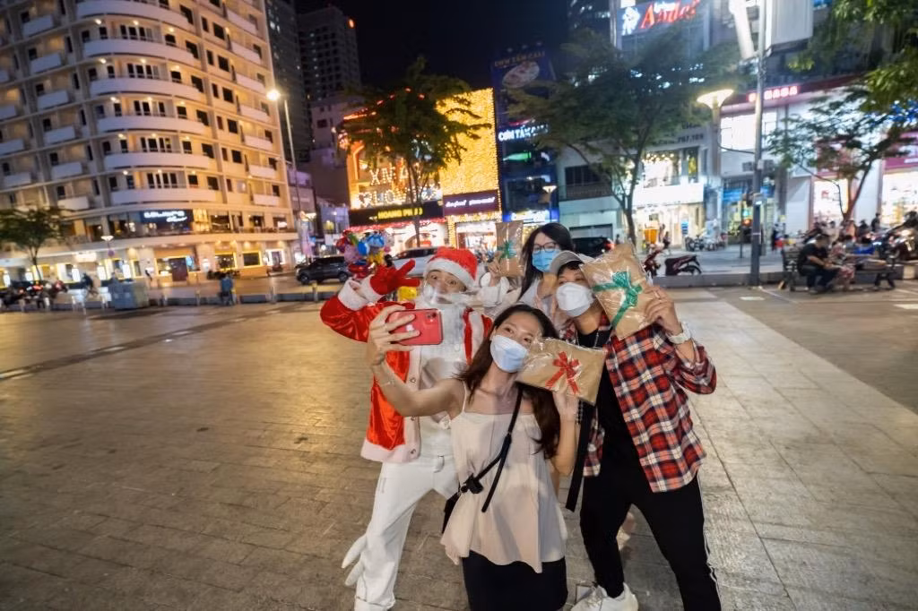 Ricky Star tranh thủ ghi lại khoảnh khắc đáng yêu cùng mọi người
