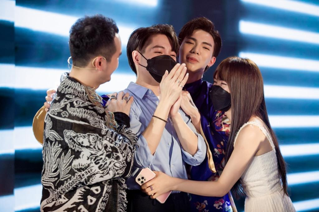 Đặc biệt, Hoà Minzy và Đức Phúc của gia đình "Hoa dâm bụt" cũng có mặt trong đêm Chung kết để động viên tinh thần cho người em thân thiết Erik. Đặc biệt, Hoà Minzy và Đức Phúc của gia đình "Hoa dâm bụt" cũng có mặt trong đêm Chung kết để động viên tinh thần cho người em thân thiết Erik.