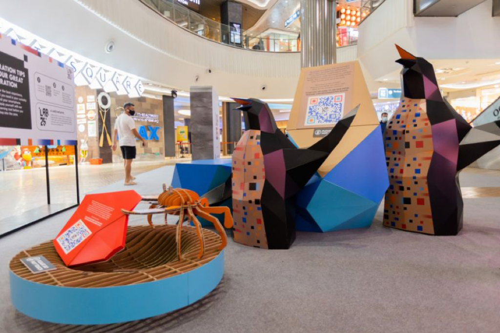 Khi quét mã QR trên các tác phẩm sắp đặt, bạn có thể xem các nội dung được Ủy ban Thư viện Quốc gia Singapore đề xuất đọc. Ảnh: NLB Khi quét mã QR trên các tác phẩm sắp đặt, bạn có thể xem các nội dung được Ủy ban Thư viện Quốc gia Singapore đề xuất đọc. Ảnh: NLB