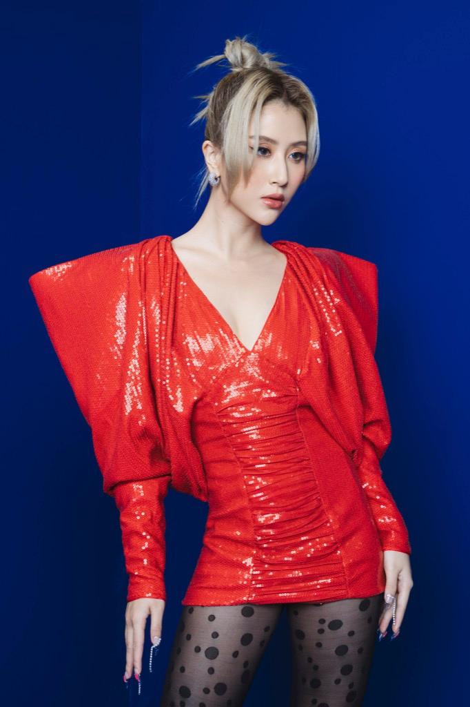 Váy tông đỏ ôm dáng giúp Quỳnh Anh Shyn trông gọn gàng nhưng vẫn đủ ấn tượng với phần vai áo nổi bật Váy tông đỏ ôm dáng giúp Quỳnh Anh Shyn trông gọn gàng nhưng vẫn đủ ấn tượng với phần vai áo nổi bật