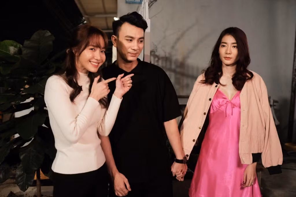 "Bộ ba sóng gió" Jang Mi - Dương Cường - Kim Nhã tại hậu trường quay Làng xóm cha cha cha
