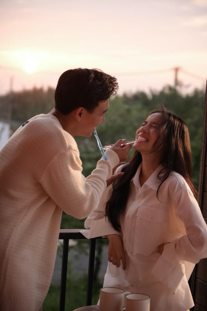 LyLy hạnh phúc bên cạnh nam chính trong MV Yêu Anh Nhất Rồi LyLy hạnh phúc bên cạnh nam chính trong MV Yêu Anh Nhất Rồi