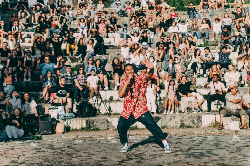 Trọng Hiếu trong buổi trình diễn ngẫu hứng tại công viên Mauerpark, thành phố Berlin Trọng Hiếu trong buổi trình diễn ngẫu hứng tại công viên Mauerpark, thành phố Berlin