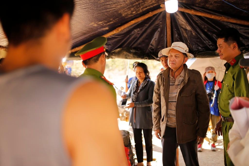 NSƯT Hữu Châu trong quá trình quay phim Rừng Thế Mạng NSƯT Hữu Châu trong quá trình quay phim Rừng Thế Mạng