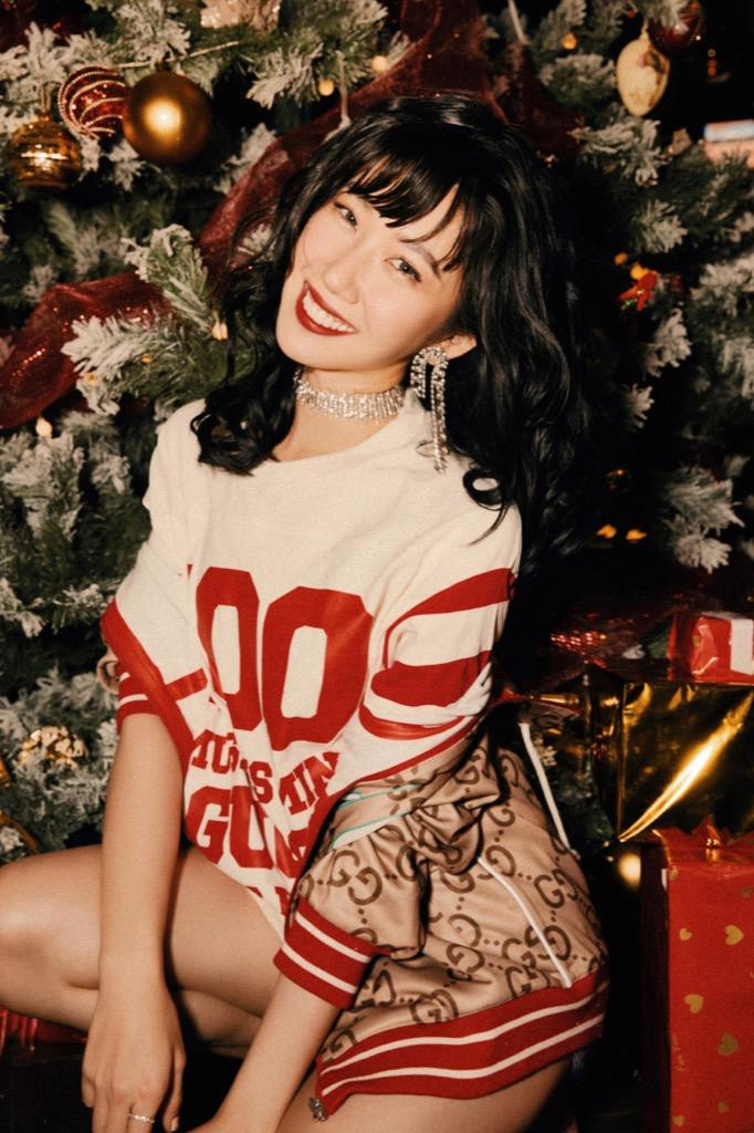 Diện mạo rạng rỡ của Thúy Ngân trong bộ ảnh mừng Giáng sinh 2021