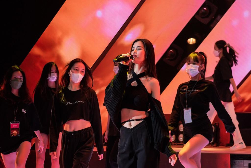 Đông Nhi trẻ trung trong buổi rehearsal chuẩn bị cho chương trình.