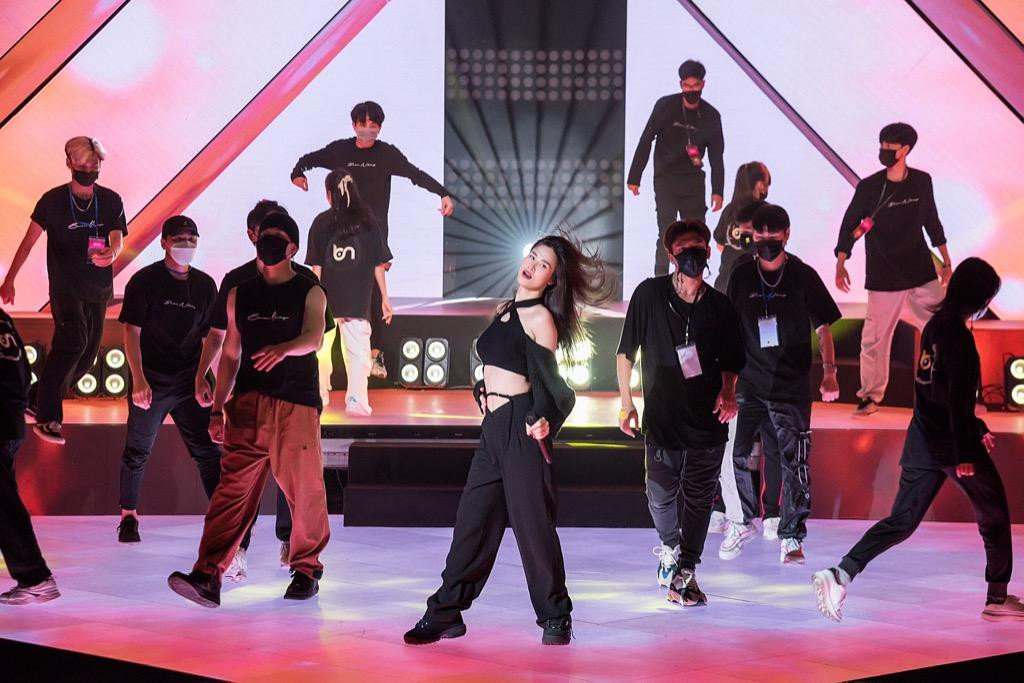 "Mẹ bé Winnie" tập luyện hết mình, nhảy cực sung cho tiết mục chào năm mới.