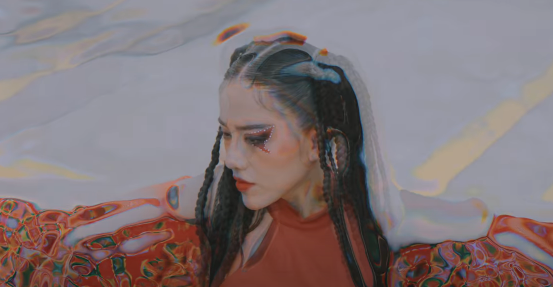 Tạo hình của Phùng Khánh Linh trong MV lửa gần rơm lâu ngày cũng bén. Tạo hình của Phùng Khánh Linh trong MV lửa gần rơm lâu ngày cũng bén.