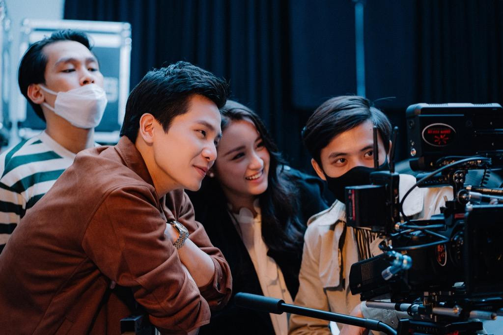 Quân A.P và bạn diễn tại hậu trường quay MV Phản Bội Chính Mình