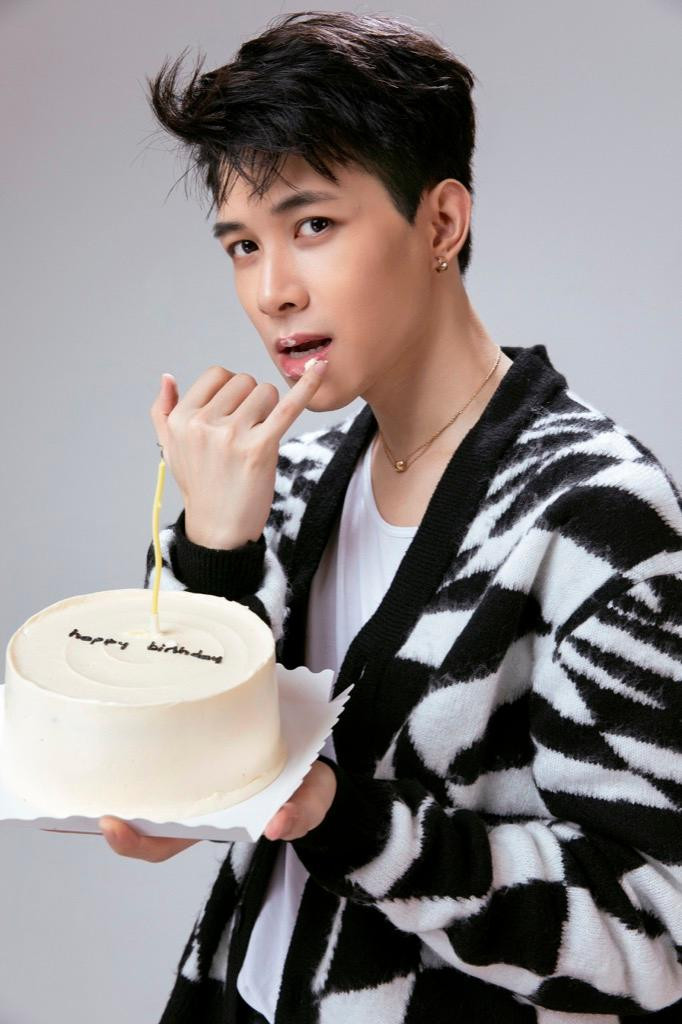 Anh Tú khoe bộ ảnh đón tuổi mới, được fan hâm mộ chuẩn bị "tuần lễ sinh nhật" đặc biệt ảnh 2