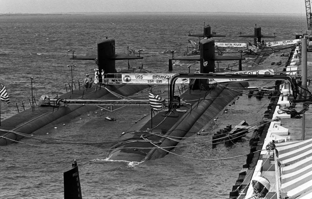 4 tàu ngầm hạt nhân lớp Los Angeles trong một ngày lễ tại căn cứ Norfolk, Virginia: Salt Lake City (SSN-716), Baton Rouge (SSN-689), Atlanta (SSN-712), Birmingham (SSN-695), và Norfolk (SS-714).(navsource.org)