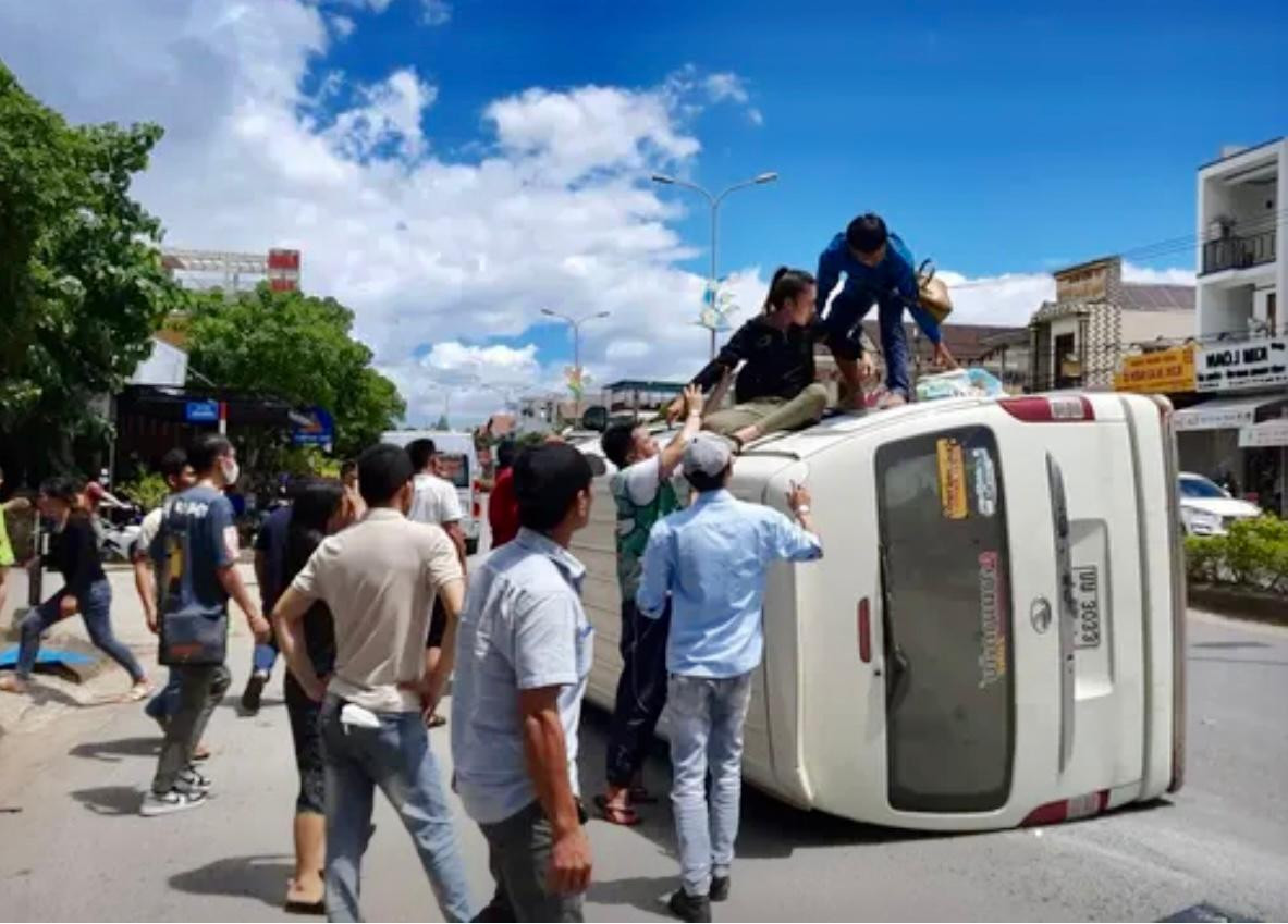 Người dân hỗ trợ hành khách trong xe khách gặp nạn ra ngoài.