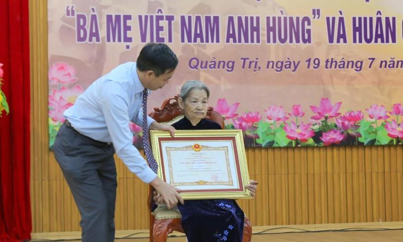 Phó Bí thư Thường trực Tỉnh ủy, Chủ tịch HĐND tỉnh Quảng Trị Nguyễn Đăng Quang trao danh hiệu Bà mẹ Việt Nam Anh hùng do Chủ tịch nước phong tặng đến mẹ Lê Thị Mót. Phó Bí thư Thường trực Tỉnh ủy, Chủ tịch HĐND tỉnh Quảng Trị Nguyễn Đăng Quang trao danh hiệu Bà mẹ Việt Nam Anh hùng do Chủ tịch nước phong tặng đến mẹ Lê Thị Mót.