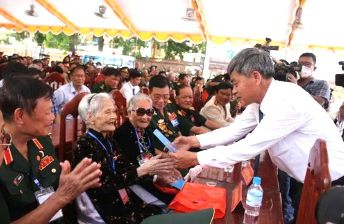 Tặng sổ tiết kiệm các Mẹ Việt Nam anh hùng tại buổi lễ. Tặng sổ tiết kiệm các Mẹ Việt Nam anh hùng tại buổi lễ.