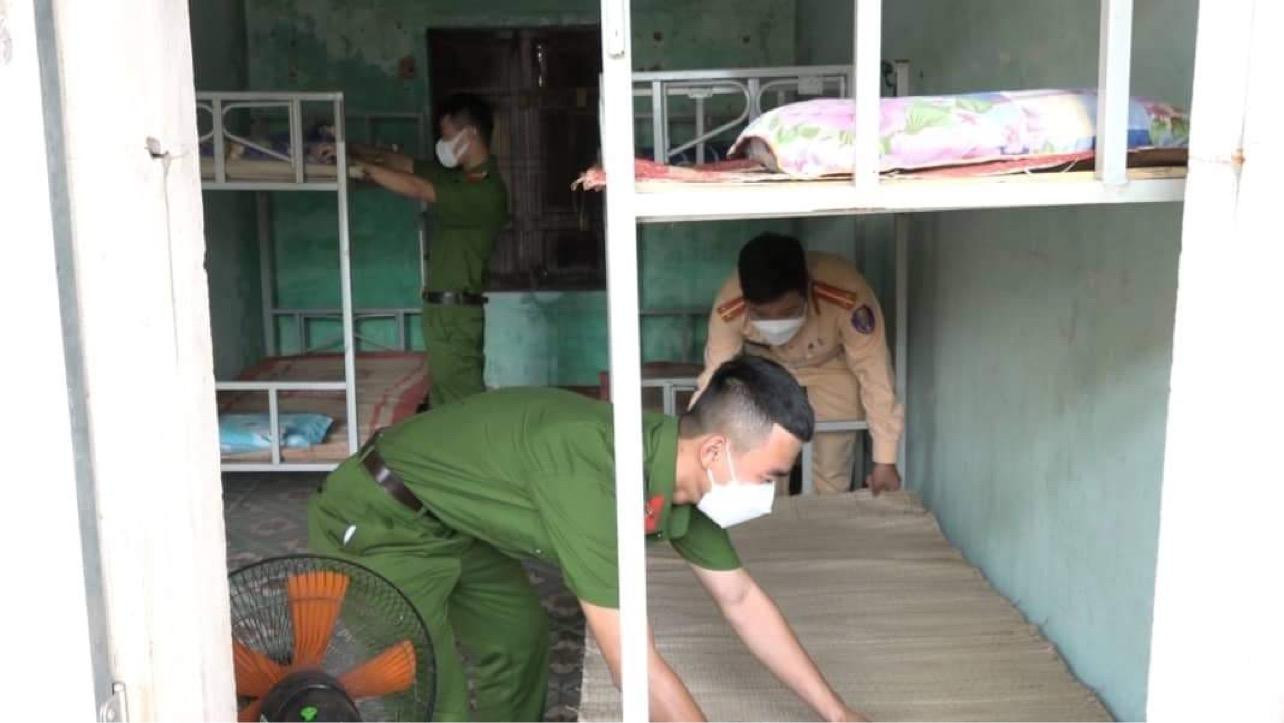 Đoàn viên thanh niên Công an huyện Triệu Phong chuẩn bị chu đáo điểm nghỉ trưa cho thí sinh và phụ huynh. Đoàn viên thanh niên Công an huyện Triệu Phong chuẩn bị chu đáo điểm nghỉ trưa cho thí sinh và phụ huynh.