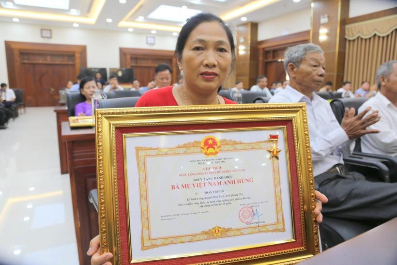 Chị Nguyễn Thị Lan (thị trấn Hồ Xá, huyện Vĩnh Linh) tự hào khi Nhà nước ghi nhận những hy sinh của bà nội mình - Bà mẹ Việt Nam Anh hùng Trần Thị Chí. Chị Nguyễn Thị Lan (thị trấn Hồ Xá, huyện Vĩnh Linh) tự hào khi Nhà nước ghi nhận những hy sinh của bà nội mình - Bà mẹ Việt Nam Anh hùng Trần Thị Chí.