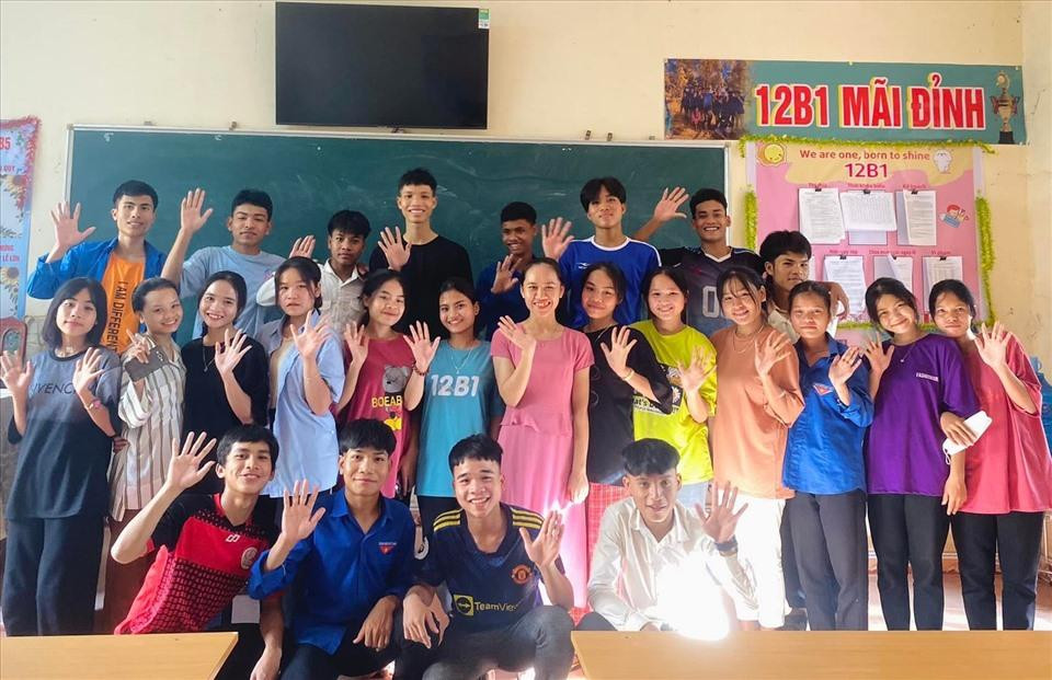 Cô giáo Kim Hảo (áo màu hồng, giữa ảnh) chụp ảnh lưu niệm với các học sinh cuối cấp.