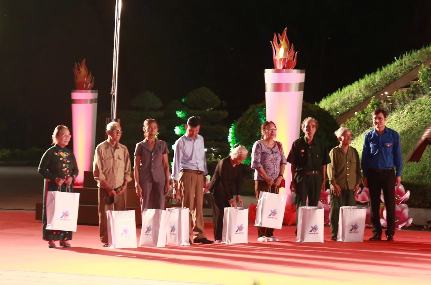 Anh Bùi Quang Huy tặng quà các đối tượng chính sách tại lễ thắp nến tri ân.