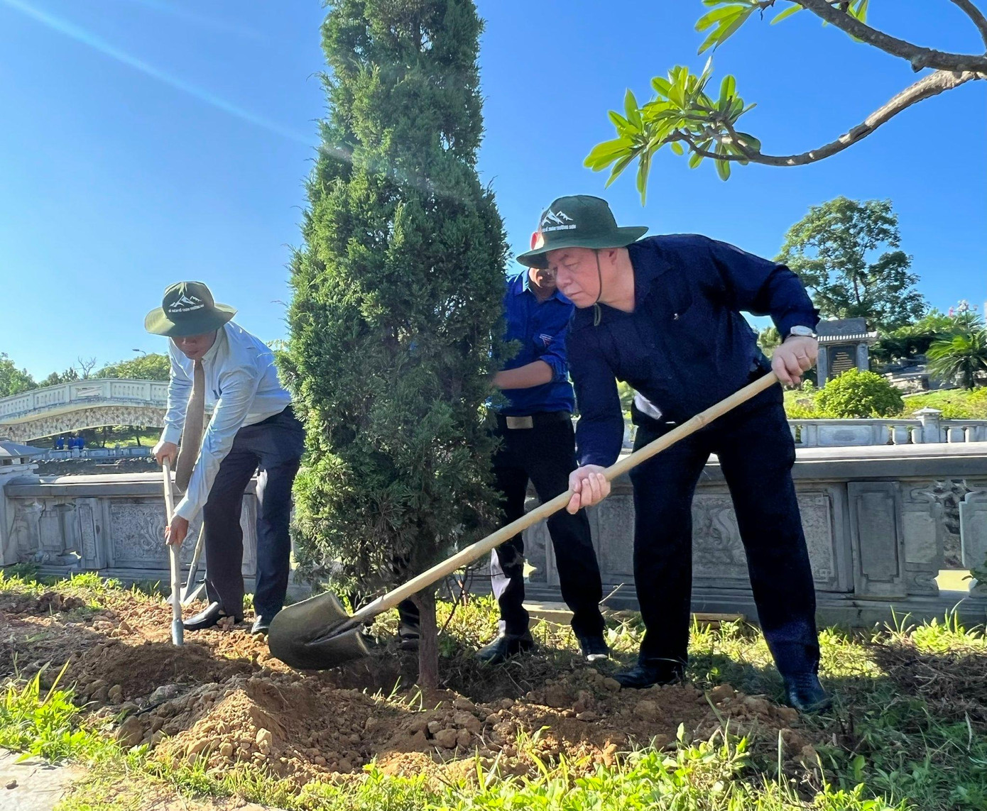 Các đại biểu trồng cây xanh tại Nghĩa trang Liệt sĩ Quốc gia Đường 9.