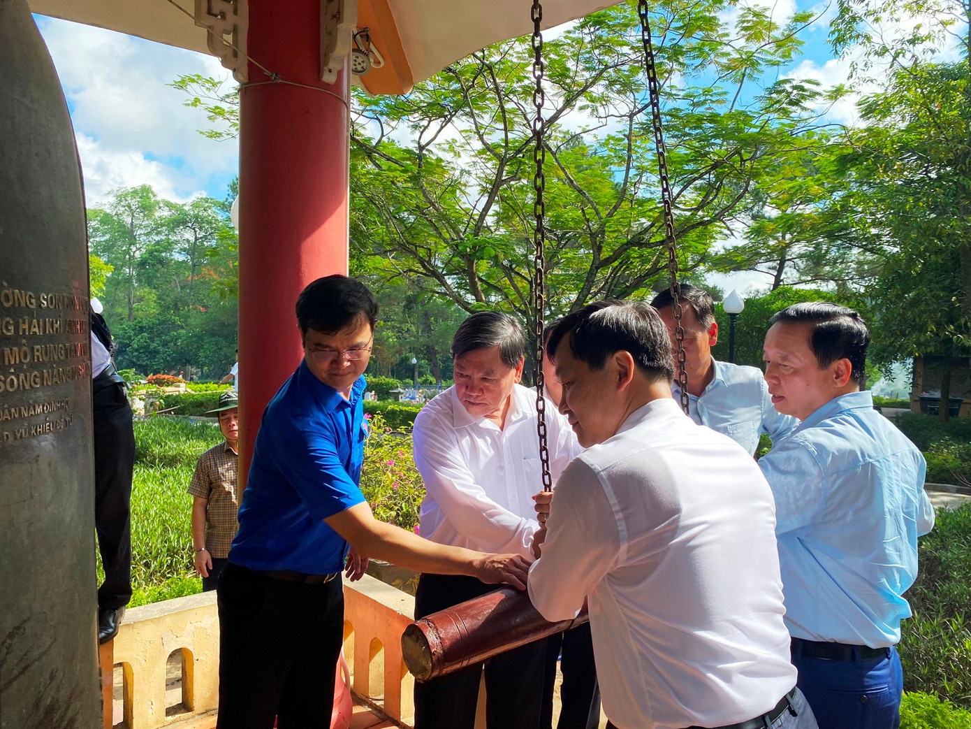 Các đại biểu thực hiện nghi thức thỉnh chuông tại Nghĩa trang liệt sĩ Quốc gia Đường 9.