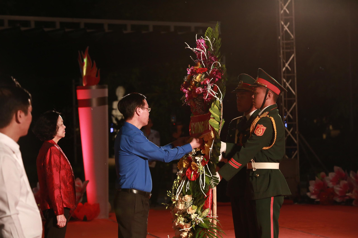 Ủy viên Bộ Chính trị, Thường trực Ban Bí thư Võ Văn Thưởng; Ủy viên Bộ Chính trị, Bí thư Trung ương Đảng, Trưởng Ban Tổ chức Trung ương Trương Thị Mai tại lễ thắp nến tri ân.