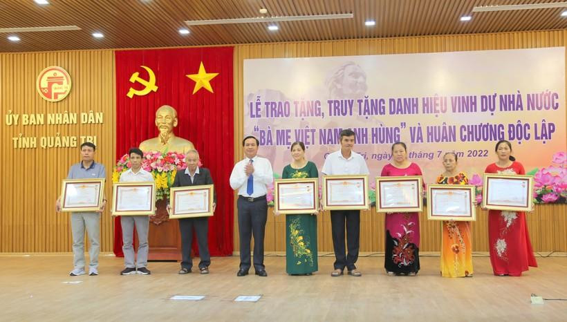 Chủ tịch UBND tỉnh Quảng Trị Võ Văn Hưng trao danh hiệu Bà mẹ Việt Nam Anh hùng do Chủ tịch nước truy tặng đến thân nhân 25 Bà mẹ Việt Nam Anh hùng đã mất. Chủ tịch UBND tỉnh Quảng Trị Võ Văn Hưng trao danh hiệu Bà mẹ Việt Nam Anh hùng do Chủ tịch nước truy tặng đến thân nhân 25 Bà mẹ Việt Nam Anh hùng đã mất.