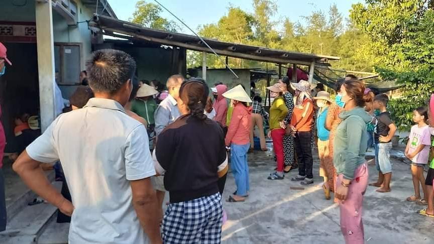 Người dân thôn 7 (xã Triệu Vân, huyện Triệu Phong) đến chia buồn cùng gia đình nạn nhân Linh. Người dân thôn 7 (xã Triệu Vân, huyện Triệu Phong) đến chia buồn cùng gia đình nạn nhân Linh.