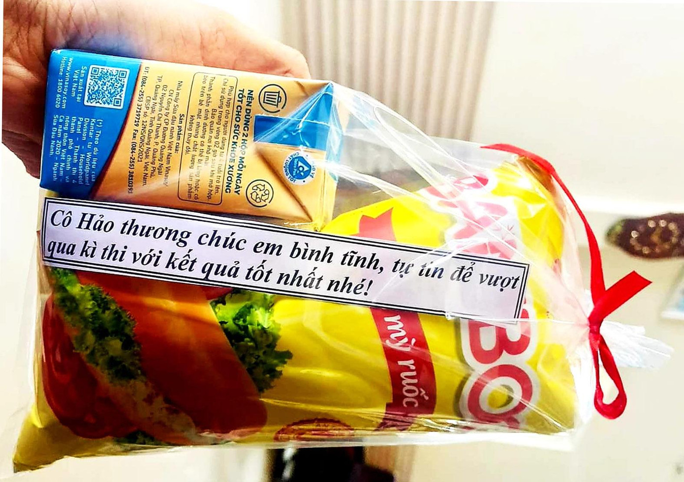 Phần quà tặng mỗi thí sinh Trường THPT A Túc dự thi tốt nghiệp năm 2022 với lời nhắn nhủ chân thành của cô Kim Hảo.