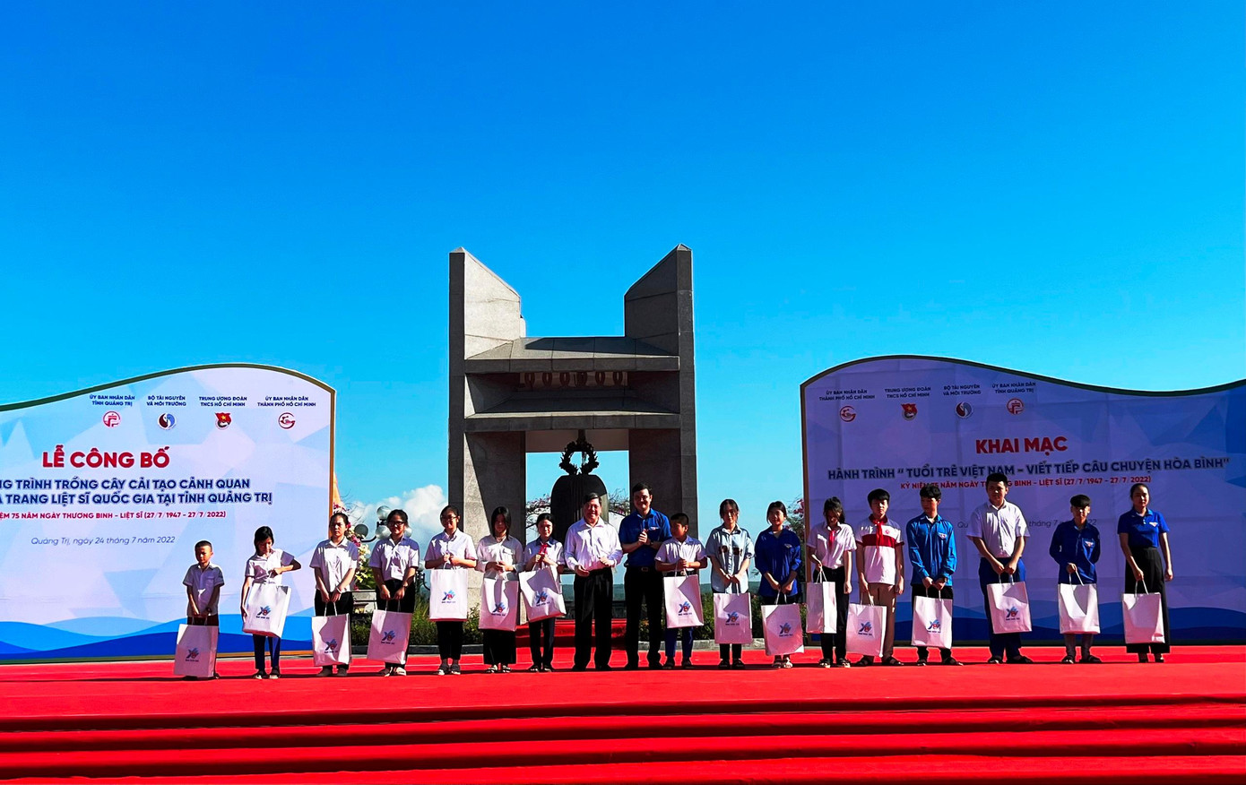 Ông Trần Văn Rón - Ủy viên Ban Chấp hành Trung ương Đảng, Phó Chủ nhiệm Thường trực Ủy ban Kiểm tra Trung ương và anh Bùi Quang Huy - Ủy viên dự khuyết Ban Chấp hành Trung ương Đảng, Bí thư Thường trực Ban Chấp hành Trung ương Đoàn trao tặng học bổng em học sinh vượt khó, học giỏi.