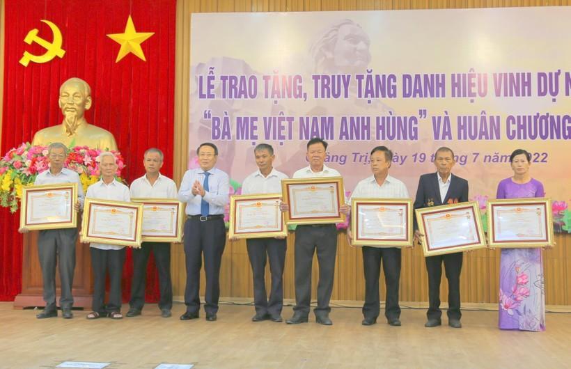 Phó Chủ tịch Thường trực UBND tỉnh Quảng Trị Hà Sỹ Đồng trao tặng danh hiệu Bà mẹ Việt Nam Anh hùng cho thân nhân các Bà mẹ Việt Nam Anh hùng. Phó Chủ tịch Thường trực UBND tỉnh Quảng Trị Hà Sỹ Đồng trao tặng danh hiệu Bà mẹ Việt Nam Anh hùng cho thân nhân các Bà mẹ Việt Nam Anh hùng.