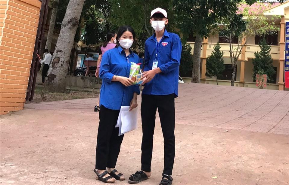 Món quà của cô giáo dạy Văn Nguyễn Thị Kim Hảo được đoàn viên Trường THPT A Túc trao cho nữ sĩ tử.