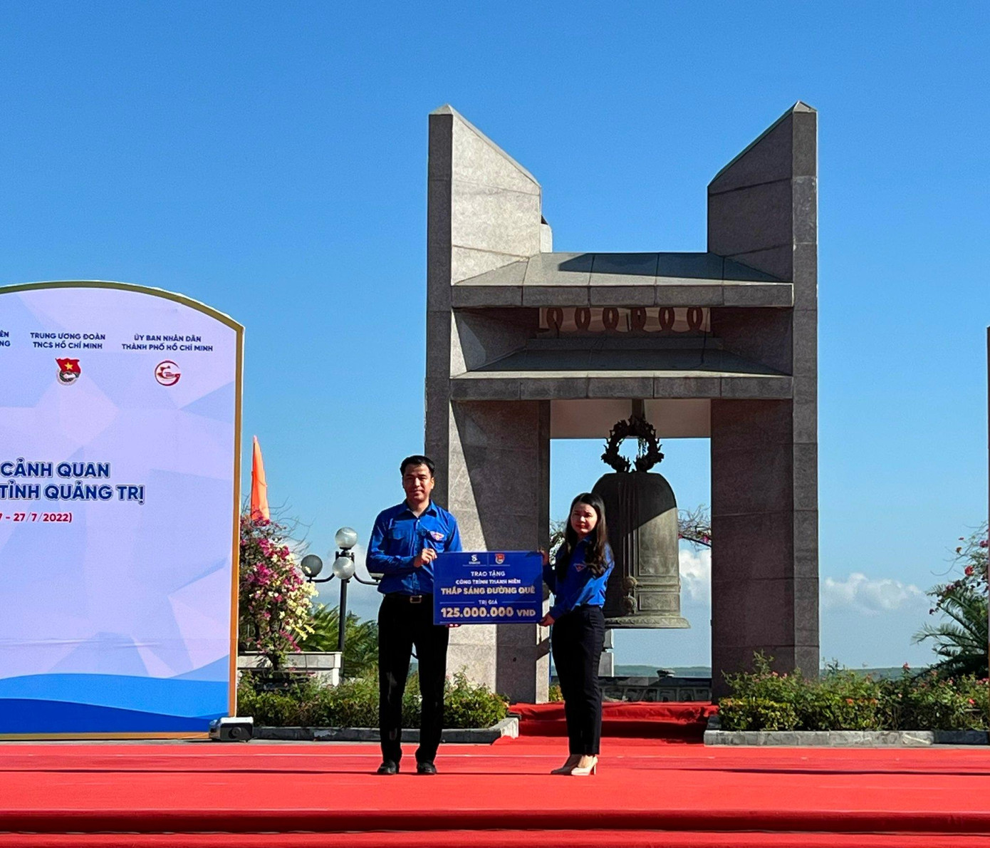 Anh Ngô Văn Cương - Bí thư Ban Chấp hành Trung ương Đoàn trao biểu trưng tặng cây xanh tại các nghĩa trang Quảng Trị cho Tỉnh Đoàn Quảng Trị.