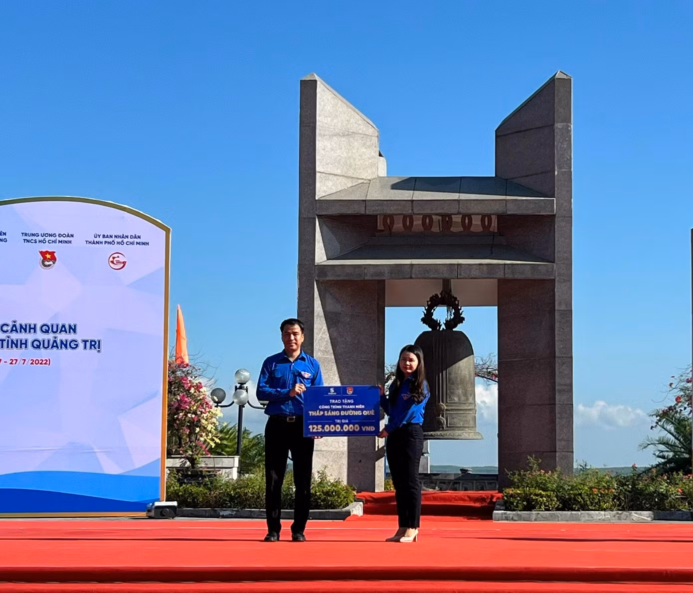 Anh Ngô Văn Cương - Bí thư Ban Chấp hành Trung ương Đoàn trao biểu trưng tặng cây xanh tại các nghĩa trang Quảng Trị cho Tỉnh Đoàn Quảng Trị.