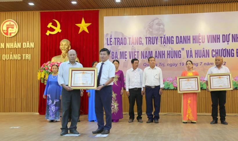 Chủ tịch Ủy ban Mặt trận Tổ quốc Việt Nam tỉnh Quảng Trị Đào Mạnh Hùng trao danh hiệu đến các thân nhân. Chủ tịch Ủy ban Mặt trận Tổ quốc Việt Nam tỉnh Quảng Trị Đào Mạnh Hùng trao danh hiệu đến các thân nhân.
