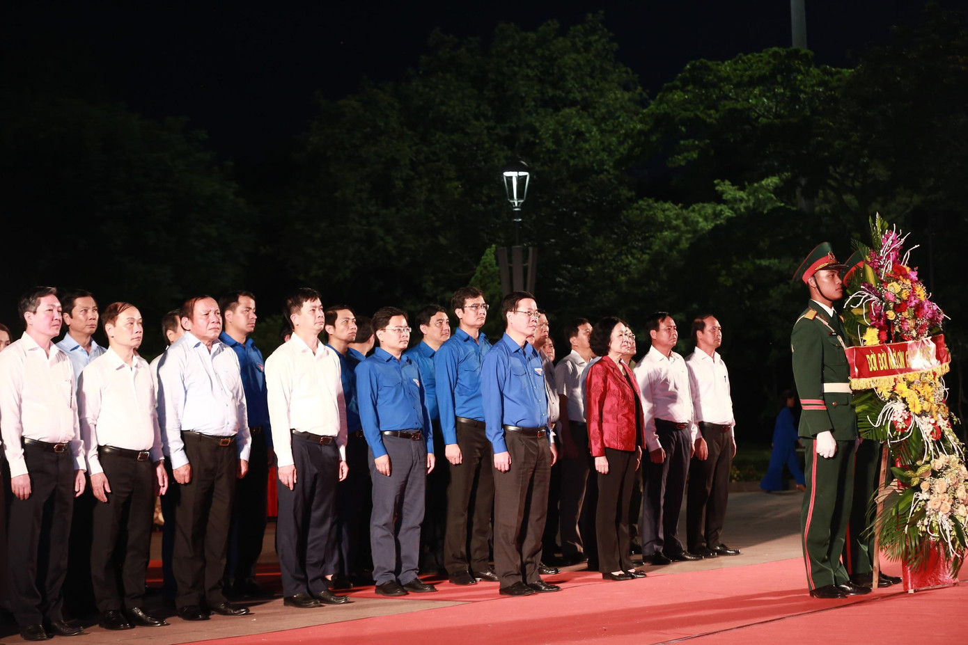 Các đại biểu tham dự Lễ thắp nến tri ân các Anh hùng liệt sĩ cấp quốc gia tại Quảng Trị, tối 24/7.