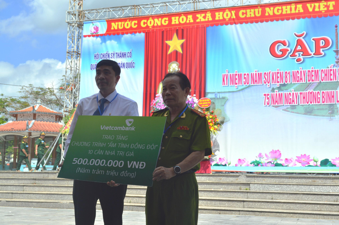 Vietcombank tặng 10 căn nhà “Ấm tình đồng đội” cho thị xã Quảng Trị. Vietcombank tặng 10 căn nhà “Ấm tình đồng đội” cho thị xã Quảng Trị.
